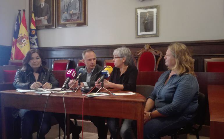 Carlos Bravo de la Aliança Mar Blava y la alcaldesa de Maó, Conxa Juanola, destacaron la importancia de la semana del medio ambiente en Maó y sus actividades.