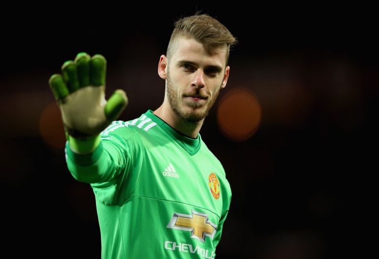 De Gea saluda antes del inicio de un partido del United