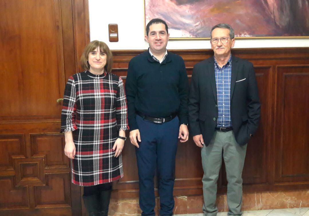 Palmira Torregrosa, actual directora del museo, el alcalde Antonio Francés y José María Segura, su predecesor al frente del Camilo Visedo