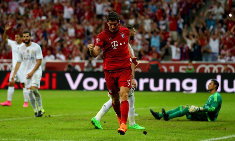 Robert Lewandowski celebra el gol ante el Real Madrid en la final de la Audi Cup.