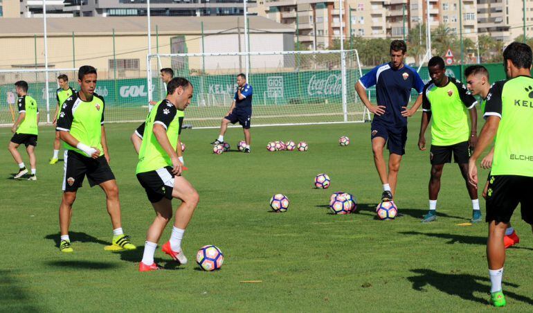 El Elche C.F. ejercitándose en el anexo al Martínez Valero