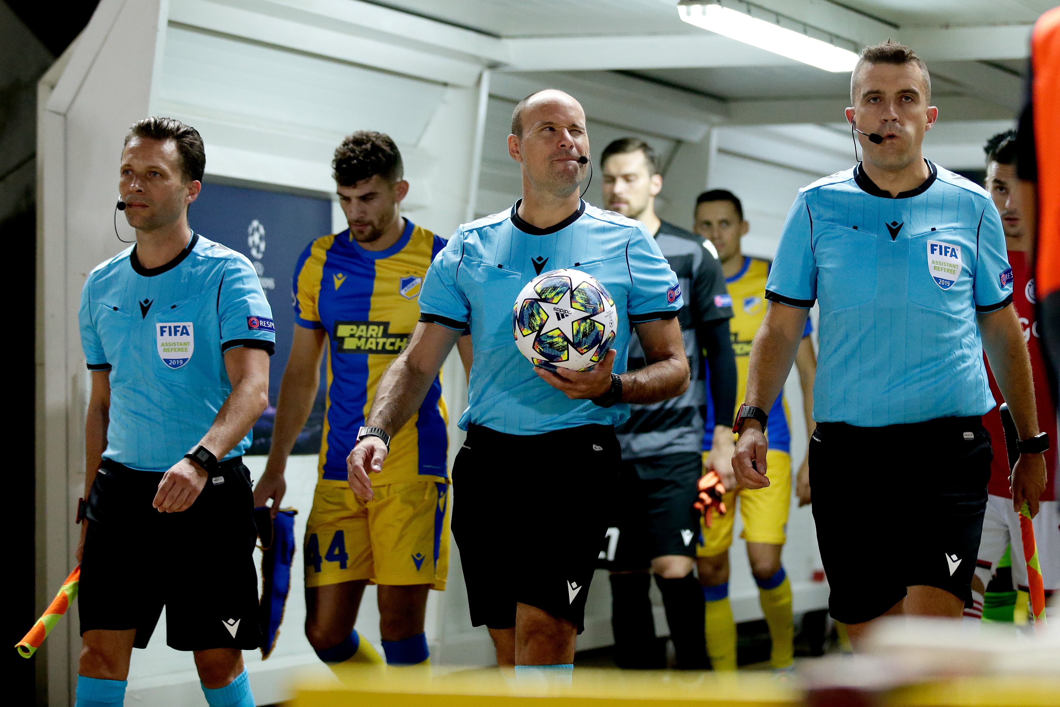 Mateu Lahoz guiña el ojo antes de un partido de Champions