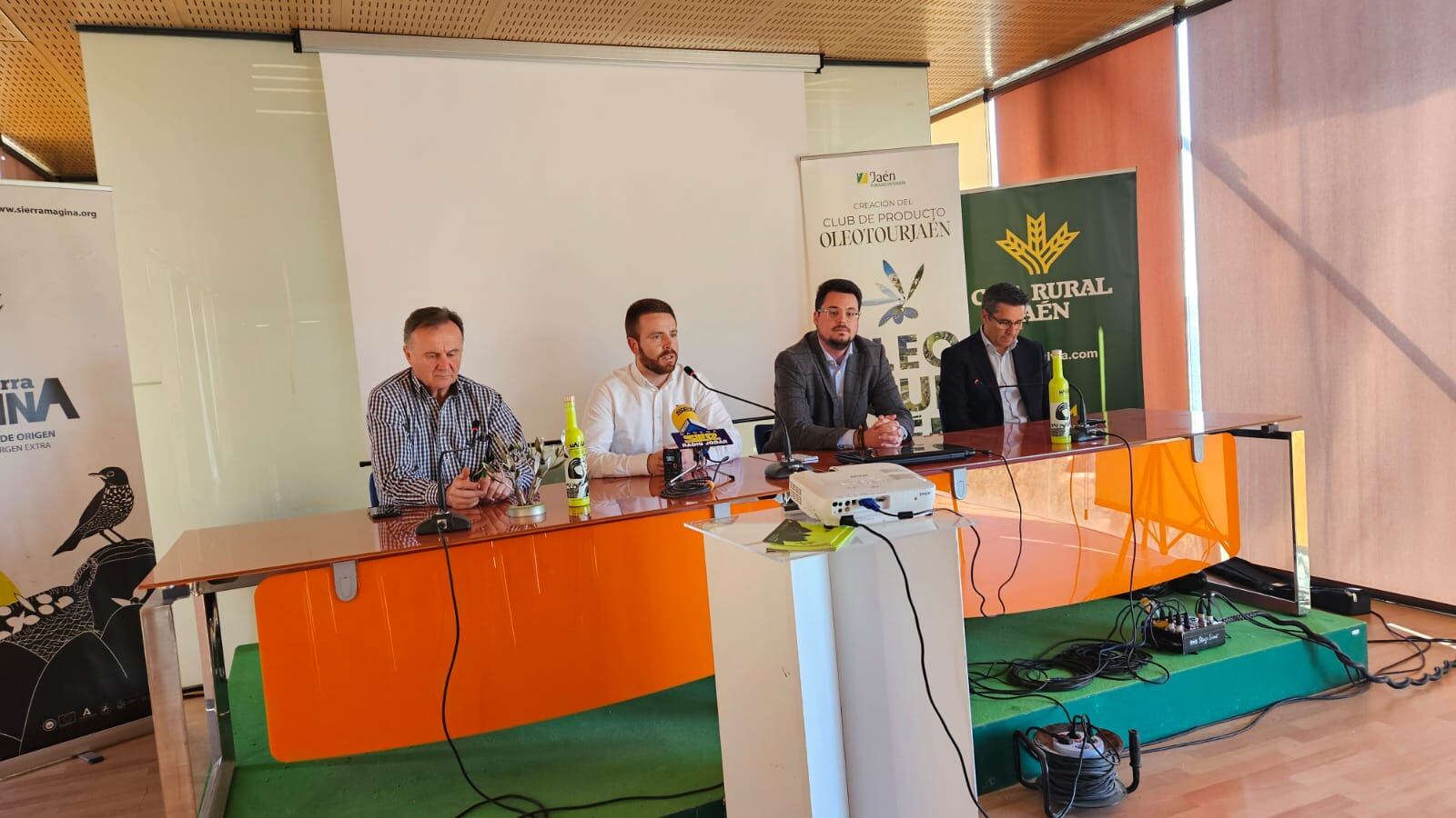 El alcalde de Bedmar-Garcíez, Enrique Carreras, da la bienvenida