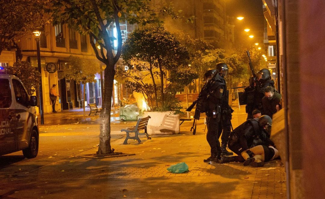 Unos 150 radicales, muchos de ellos jóvenes, han protagonizado esta tarde-noche disturbios en el centro de Logroño, donde han cruzado y quemado contenedores, han tirado piedras y botellas de cristal a la Policía y han cortado el tráfico en las cercanías del Ejecutivo riojano y de la Delegación del Gobierno en La Rioja.