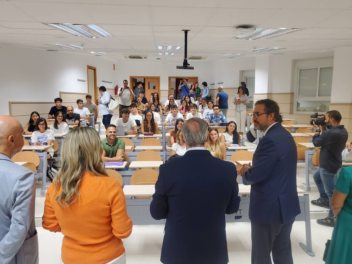 Los rectores retoman el tema de la financiación de las universidades en el día en que la UJA recibe a sus alumnos del grado de Medicina