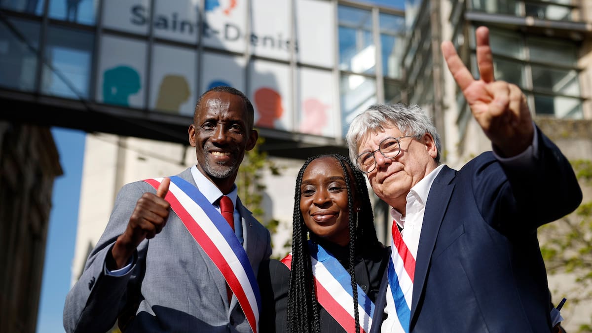 Miles de personas protestan en Francia en contra del racismo sufrido por un alcalde al que insultaron comparándolo con un 'simio' o un 'jefe de tribu'