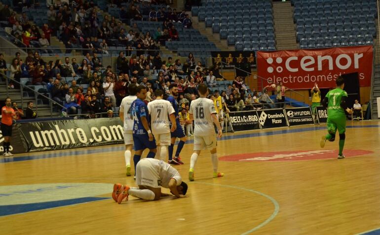 El tailandés Med, besa el parqué del Fontes do Sar tras marcar en su debut en Primera