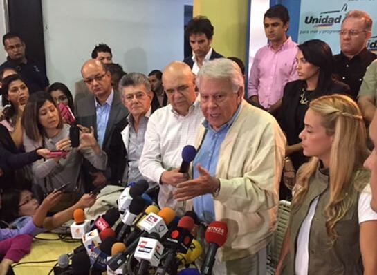 Felipe Gonzalez entre Lilian Tintori, esposa del opositor Leopoldo Lopez y Chúo Torrealba, secretario de la  Mesa de Unidad Democrática