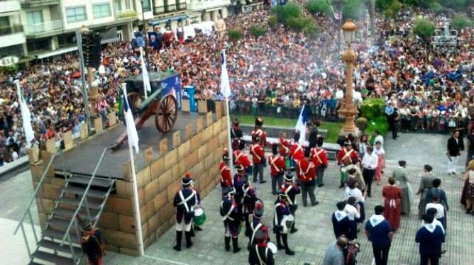 El batallon de honores de la Cofradía y la banda de Illumbe se situaron junto al torreón