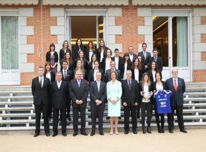 La Reina Sofía junto al Bera Bera femenino en el recibimiento en la Zarzuela