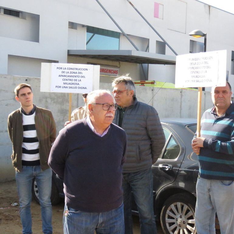 La protesta ha tenido lugar en las inmediaciones del centro de salud de La Milagrosa