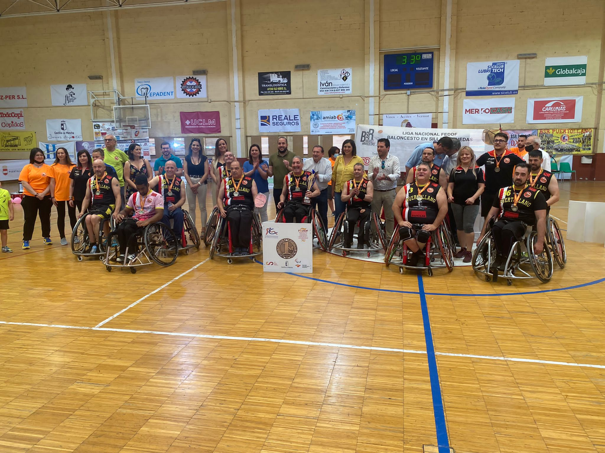 Foto de familia del BSR Puertollano con autoridades celebrando el ascenso a Primera División