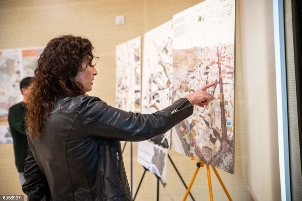 La alcaldesa de Almería, María del Mar Vázquez, contempla el proyecto ganador del concurso de ideas para revitalizar el casco histórico de la capital.