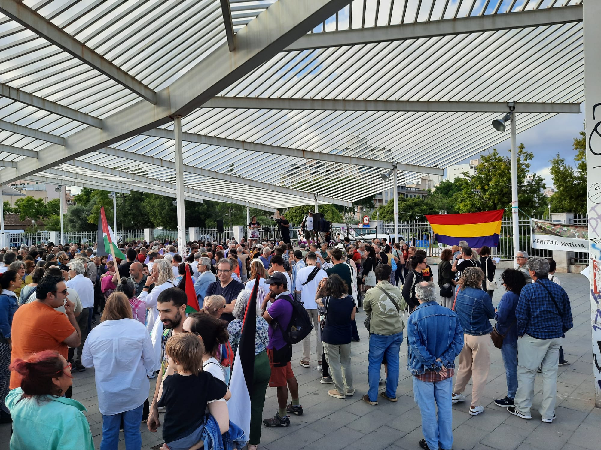 Aproximadamente mil personas asistieron a la concentración en defensa de la Ley de Memòria Democràtica.