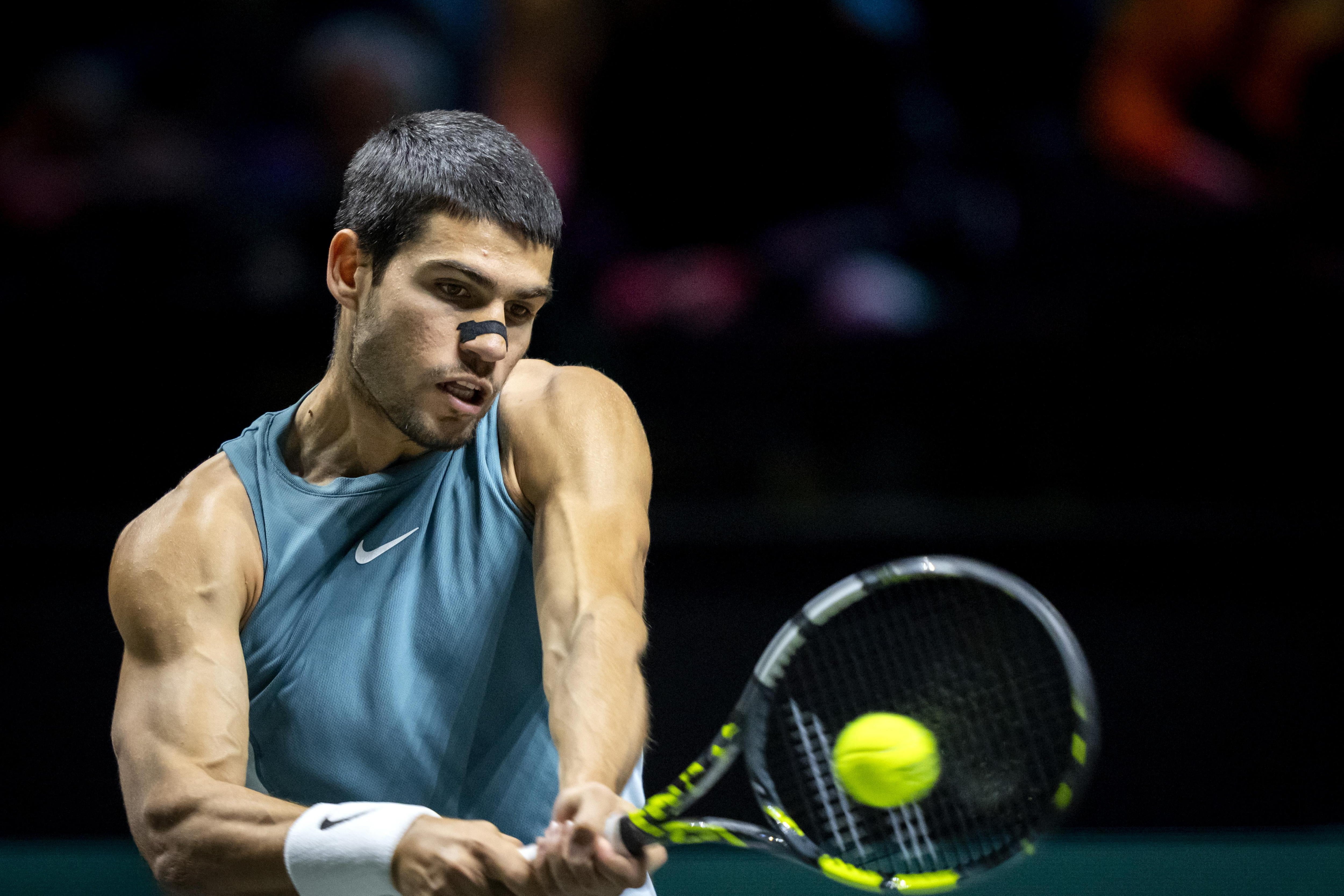 Rotterdam (Netherlands), 04/02/2025.- Carlos Alcaraz of Spain in action against Botic van de Zandschulp of the Netherlands on the second day of the Rotterdam Open tennis tournament in Rotterdam, Netherlands, 04 February 2025. (Tenis, Países Bajos; Holanda, España) EFE/EPA/Sander Koning
