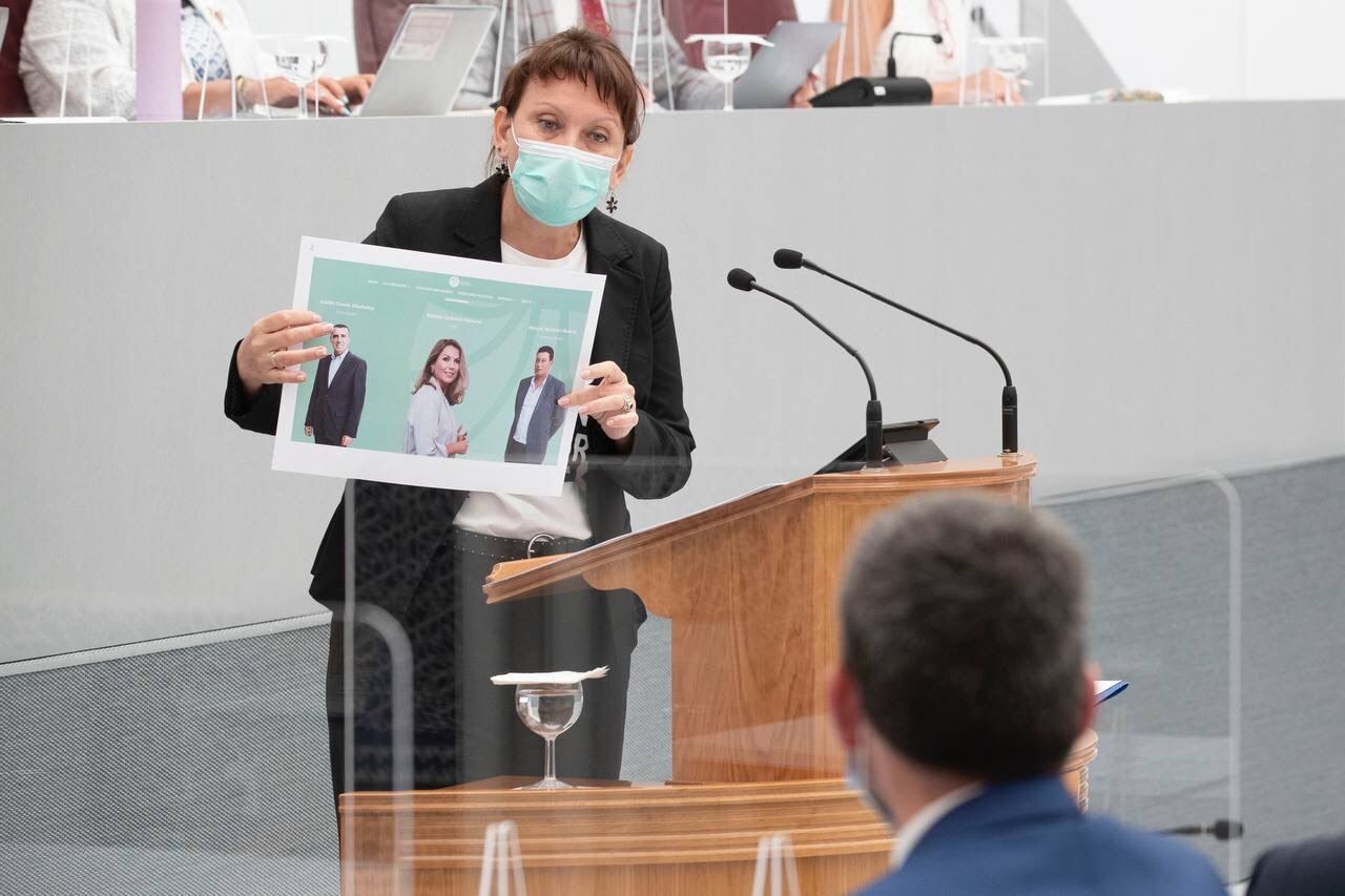 María Marín enseña una imagen de la Fundación Ingenio al consejero Antonio Luengo en la Asamblea Regional