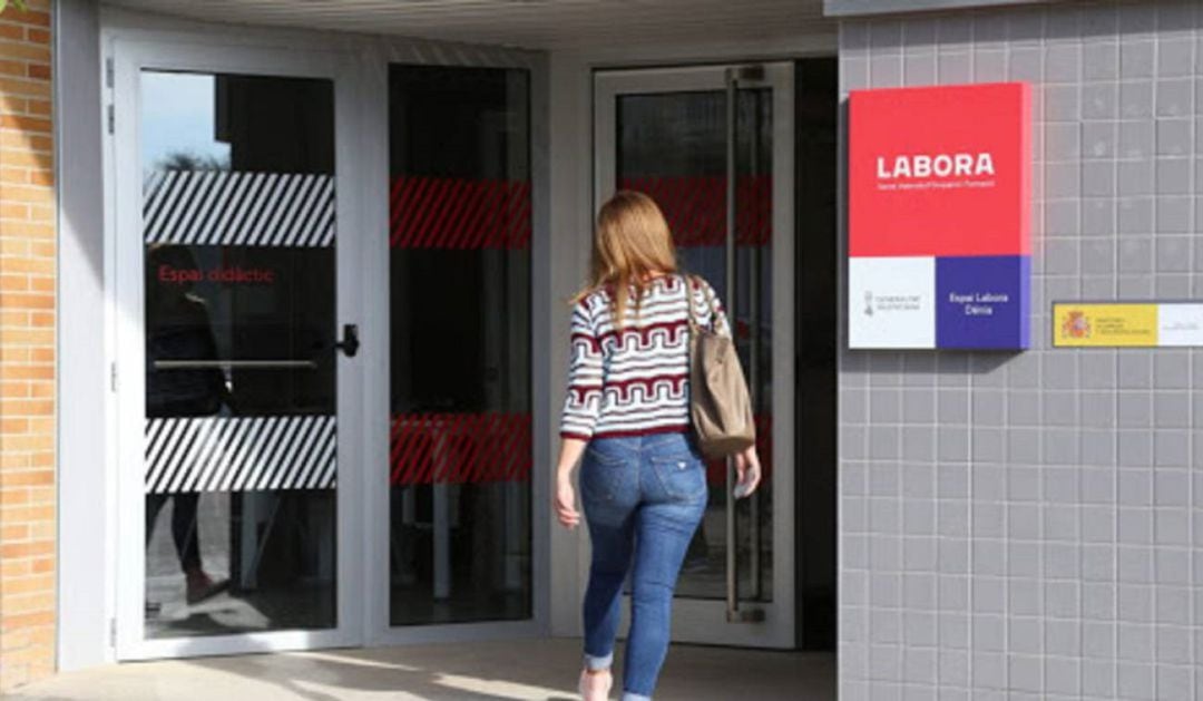 Una persona accede a una de las oficinas de Labora de la Generalitat Valenciana. 