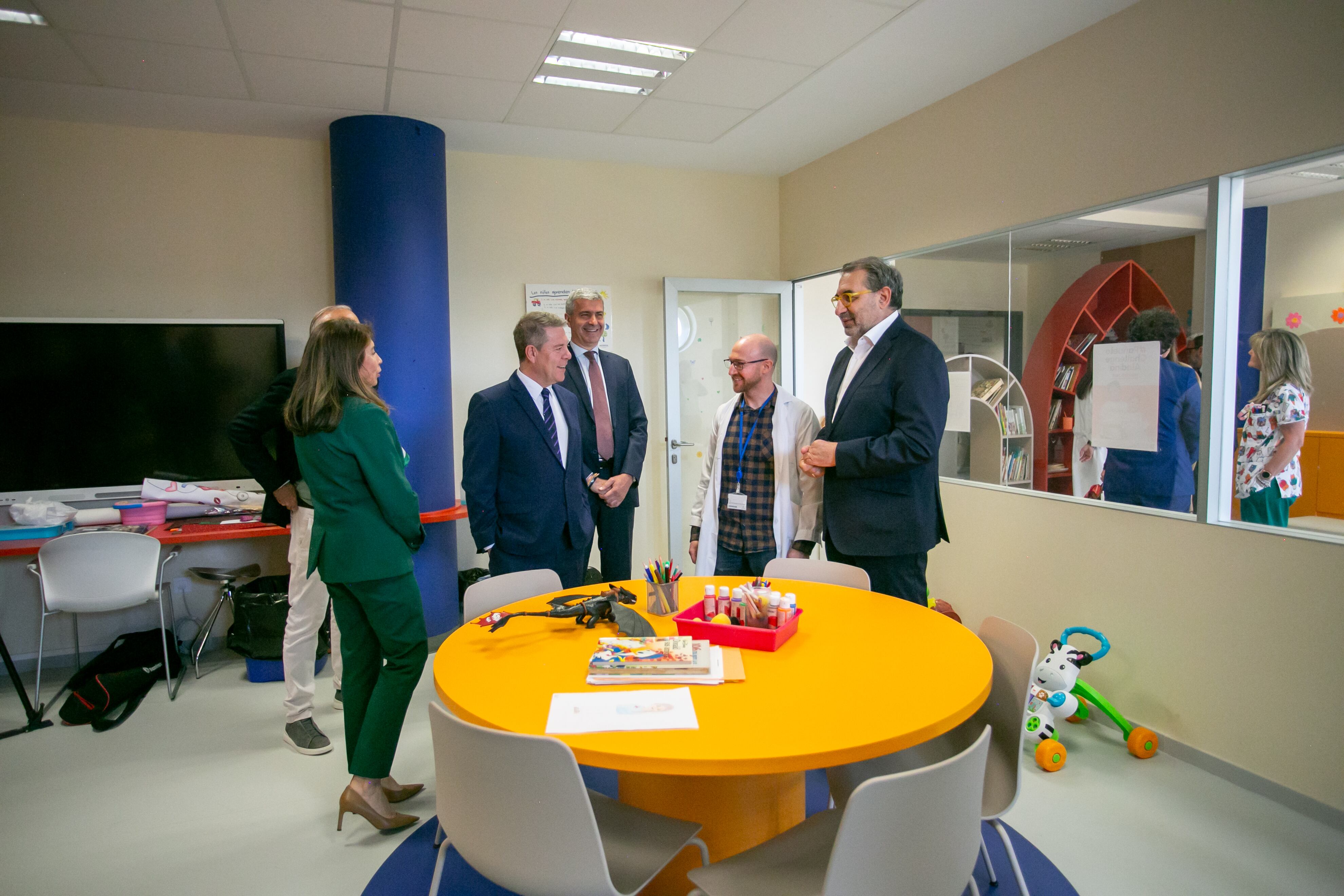 El presidente de CLM, Emiliano García-Page, junto al consejero de Sanidad, Jesús Fernández Sanz y el equipo de la zona pediátrica del Hospital Universitario de Toledo durante la inauguración de la zona pediátrica con un aspecto más "humanizado y colorido".