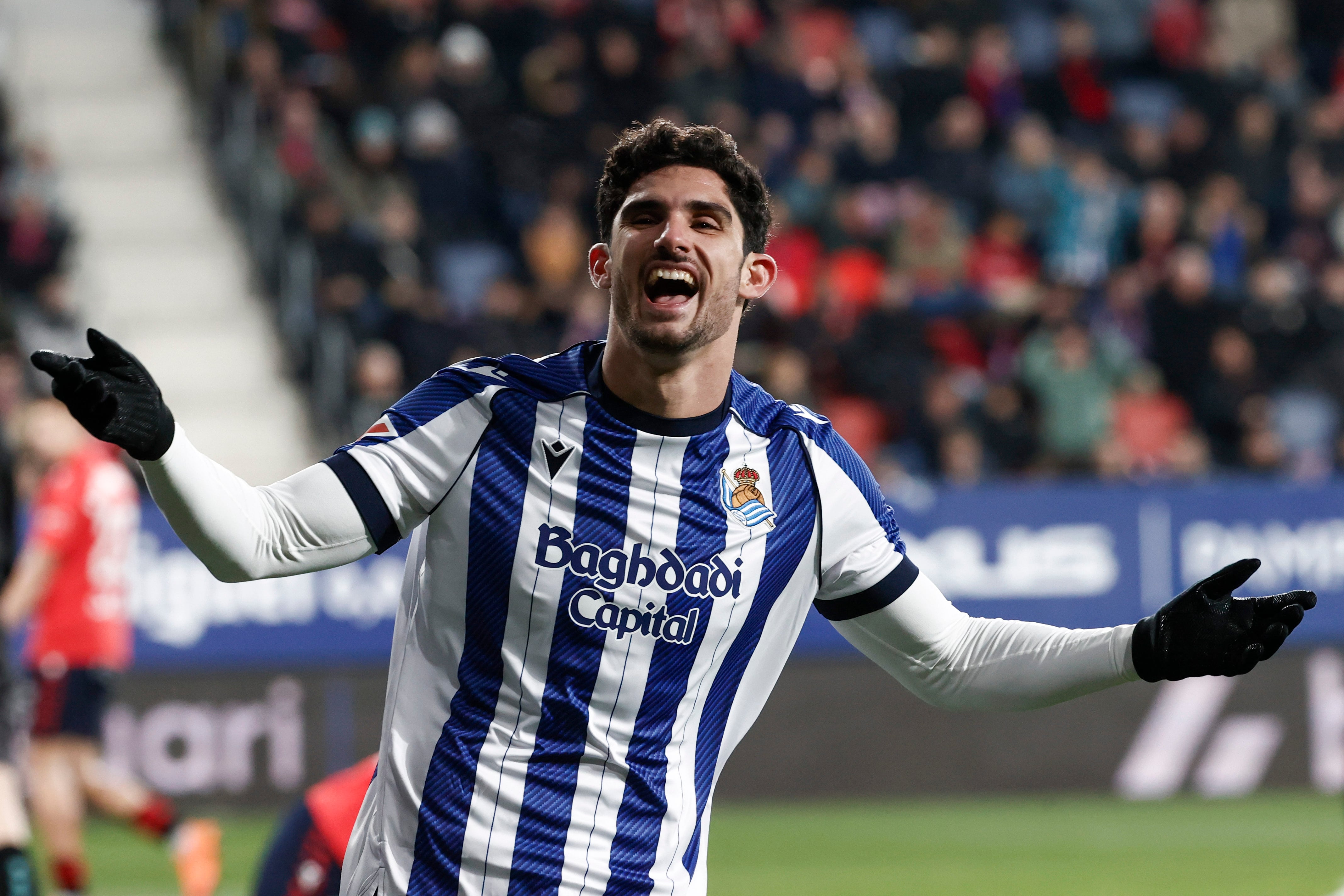PAMPLONA, 22/11/2025.- El centrocampista portugués de la Real Sociedad Gonçalo Guedes celebra su gol, segundo del equipo vasco, durante el partido de la jornada 13 de LaLiga entre el Osasuna y la Real Sociedad, este sábado en El Sadar. EFE/Jesús Diges