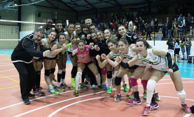 Las chicas y sus técnicos celebran la victoria