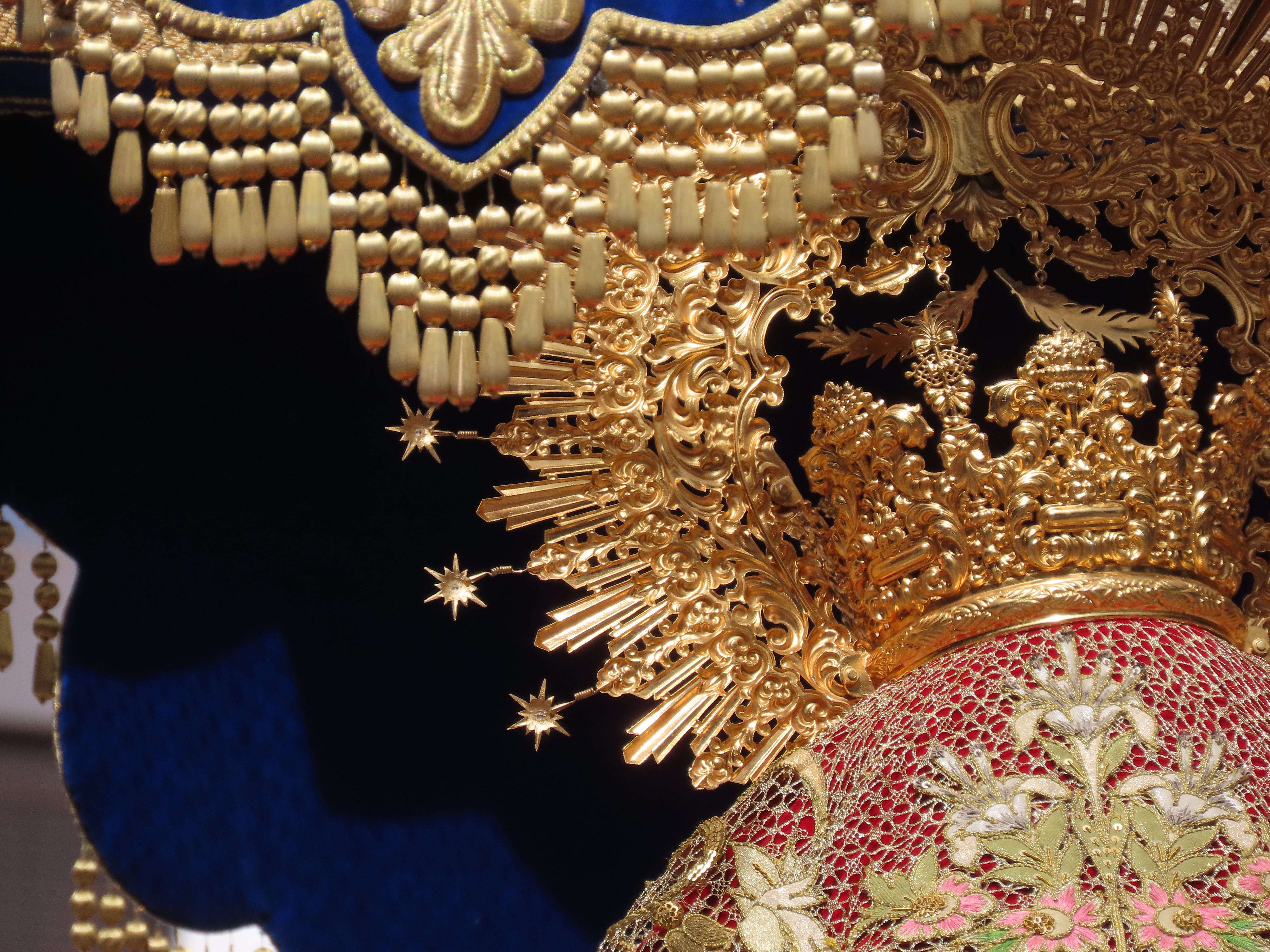 La Virgen de la Palma, uno de los dos pasos de la hermandad que abre la Semana Santa de Córdoba (detalle de la corona)