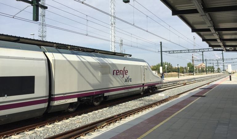 Un tren de Renfe estacionado en la estación