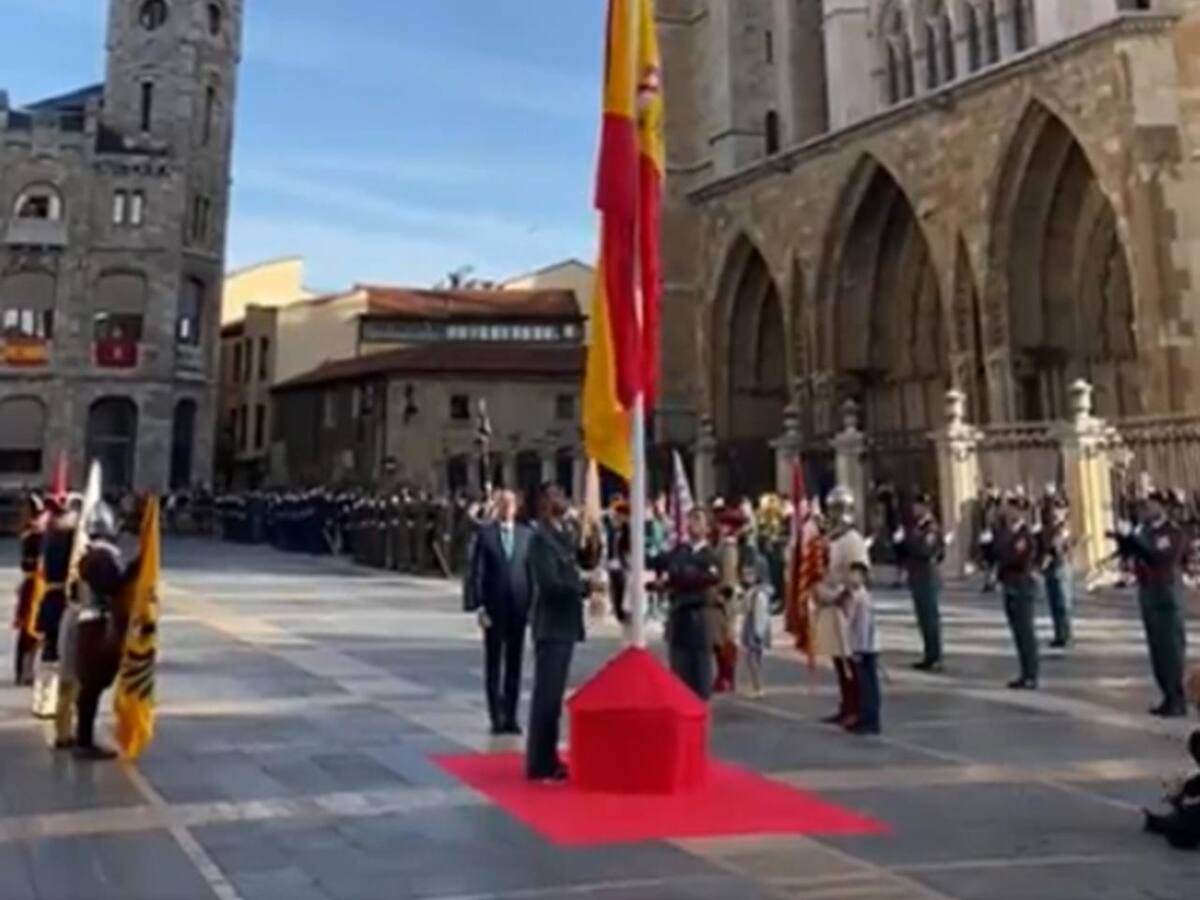 Roba la bandera de España de la Catedral izada horas antes y se va con ella a su casa en taxi