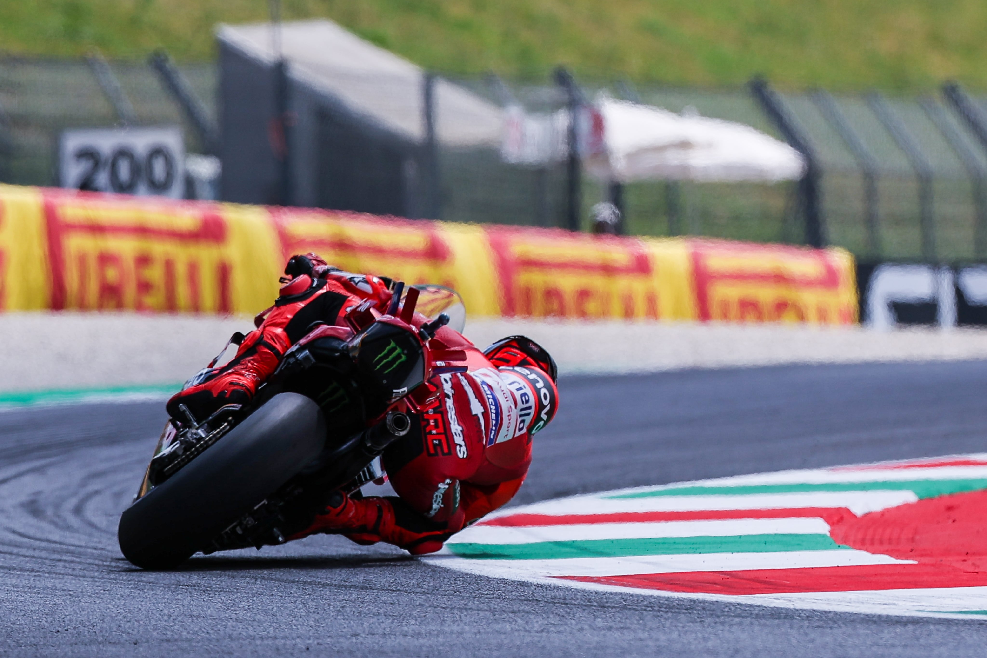 Marc Márquez vence al 'sprint' en el GP de Italia