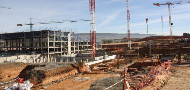 Más de cien personas trabajan en las obras del futuro hospital de Cuenca.