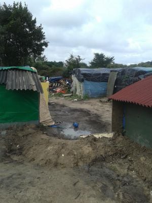 La lluvia ha dejado así la zona que rodea la escuela