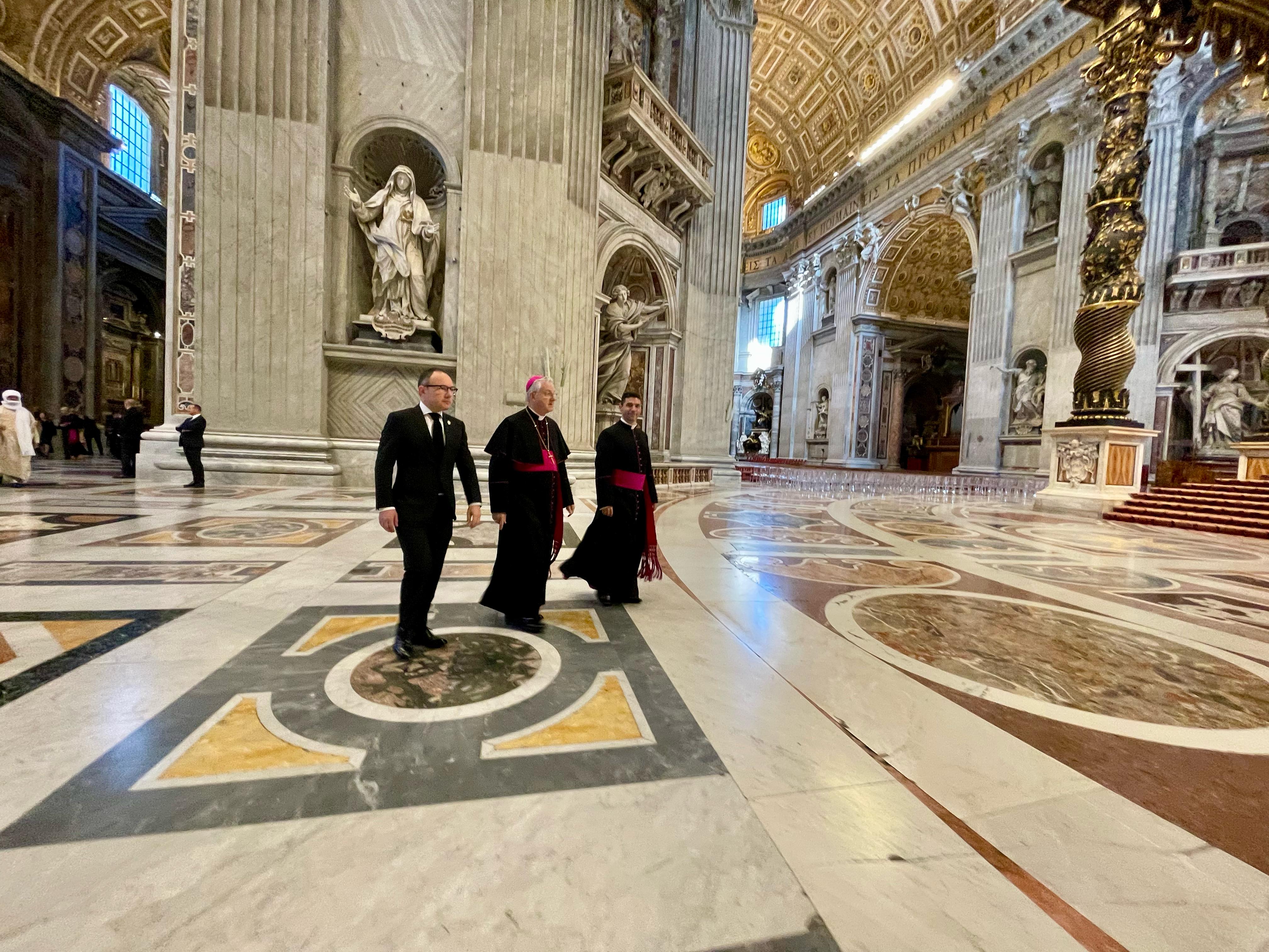 El copríncep episcopal, Joan-Enric Vives, i el cap de Govern Xavier Espot, just abans de presentar els respectes al feretre del papa Francesc