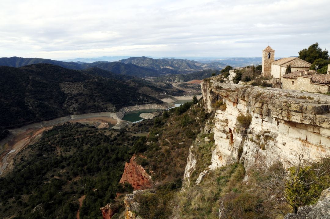 Vista aèria del pantà de Siurana al març del 2018, amb molt poques reserves d&#039;aigua i amb la silueta del poble, a la dreta, damunt el cingle.