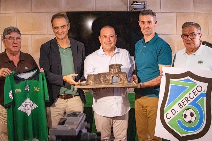 Presentación del la 50 edición del torneo juvenil &#039;Ciudad de Logroño&#039; del CD Berceo. El presidente del club, Esteban Rubio (centro), junto al director general de Deportes del Gobierno de La Rioja, Diego Azcona, a su izquierda, y el concejal de Promoción de la Ciudad del Ayuntamiento de Logroño, Miguel Sáinz, y el presidente de la Federación Riojana de Fútbol (FRF), Jacinto Alonso.