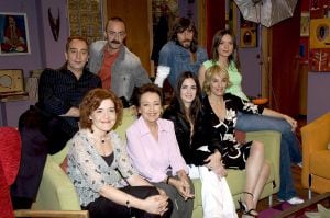 La actriz Amparo Baró junto a algunos de sus compañeros en la serie &#039;Siete vidas&#039;