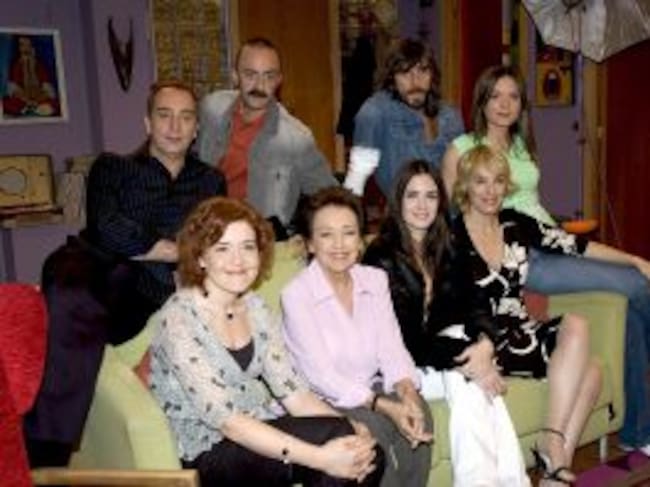 La actriz Amparo Baró junto a algunos de sus compañeros en la serie 'Siete vidas'