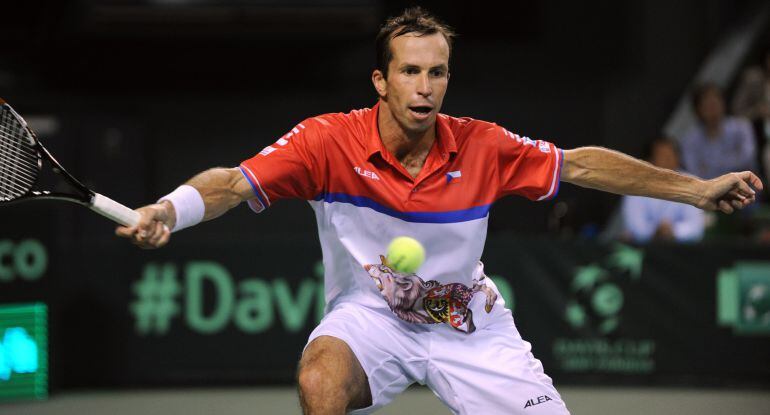 Radek Stepanek golpea una volea a su manera