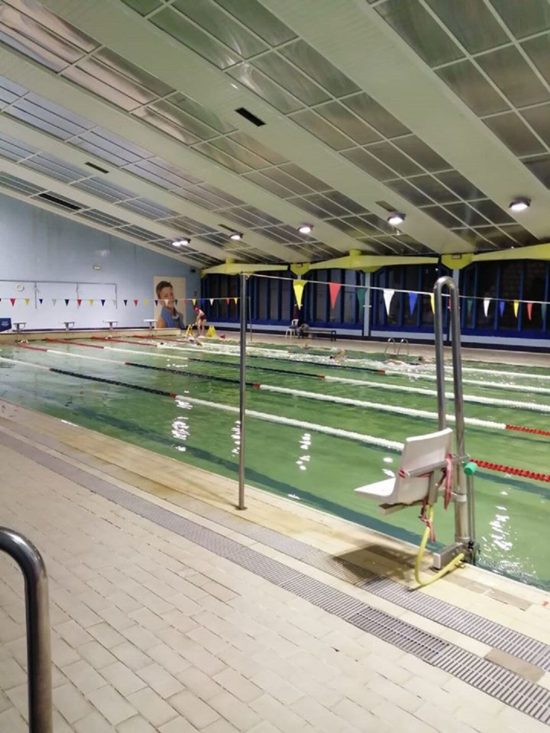 Imagen de la piscina climatizada José Carlos Casado con el agua verde 