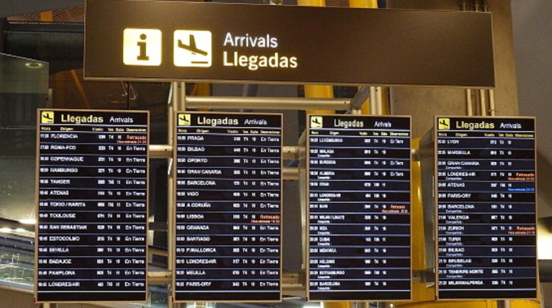 Panel de llegadas en un aeropuerto