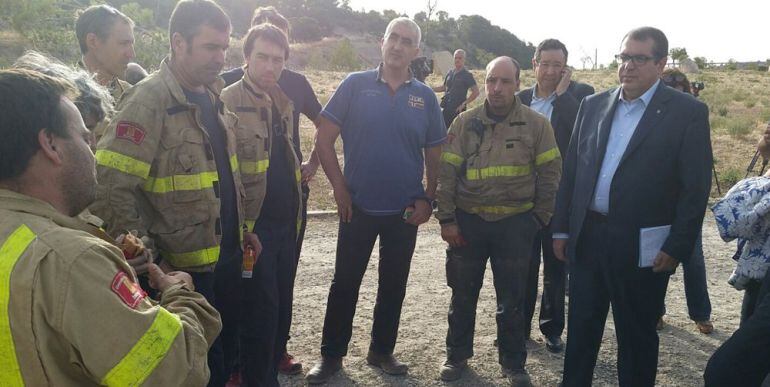 El conseller d'Interior amb els bombers que treballen a l'incendi de Rocallaura, a Vallbona de les Monges