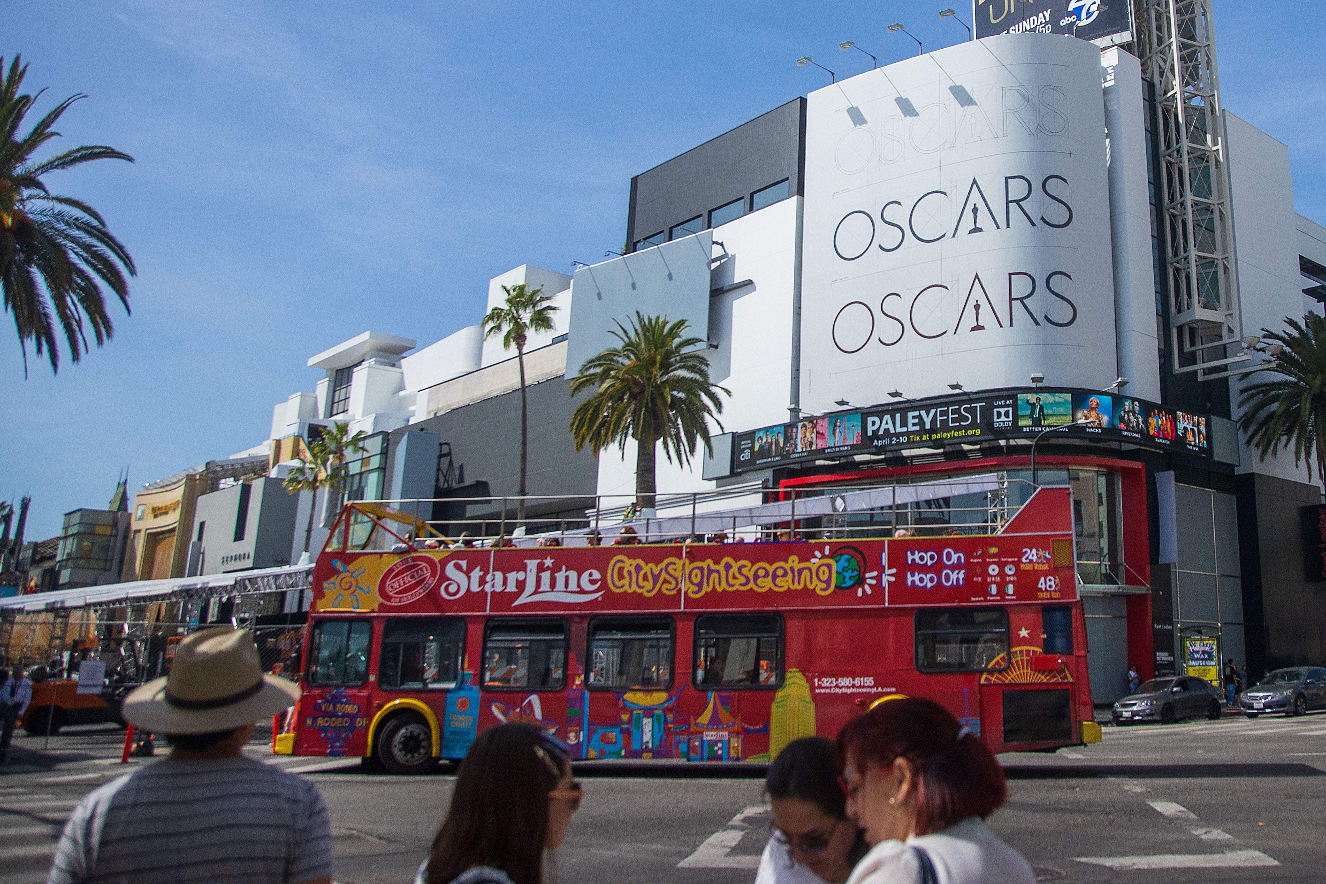 AME5088. HOLLYWOOD (ESTADOS UNIDOS), 21/03/2022.- Vista general de los preparativos para los premios de la Academia, hoy, en frente del Dolby Theater en Hollywood (EE.UU.). Hollywood se prepara para albergar el próximo 27 de marzo los premios Óscar de la Academia, que este 2022 celebran su edición 94. EFE/ Ariana Ruiz
