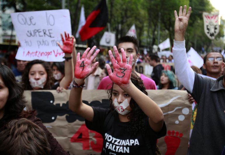 Miles de personas participan en una marcha para repudiar la desaparición de los 43 estudiantes en el estado mexicano de Guerrero.