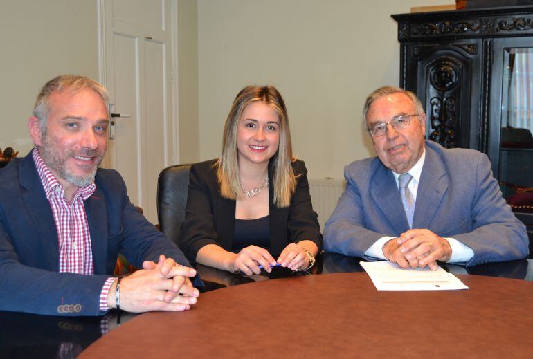 La alcaldesa Tania Baños junto a representantes de la Fundació Caixa Castelló.