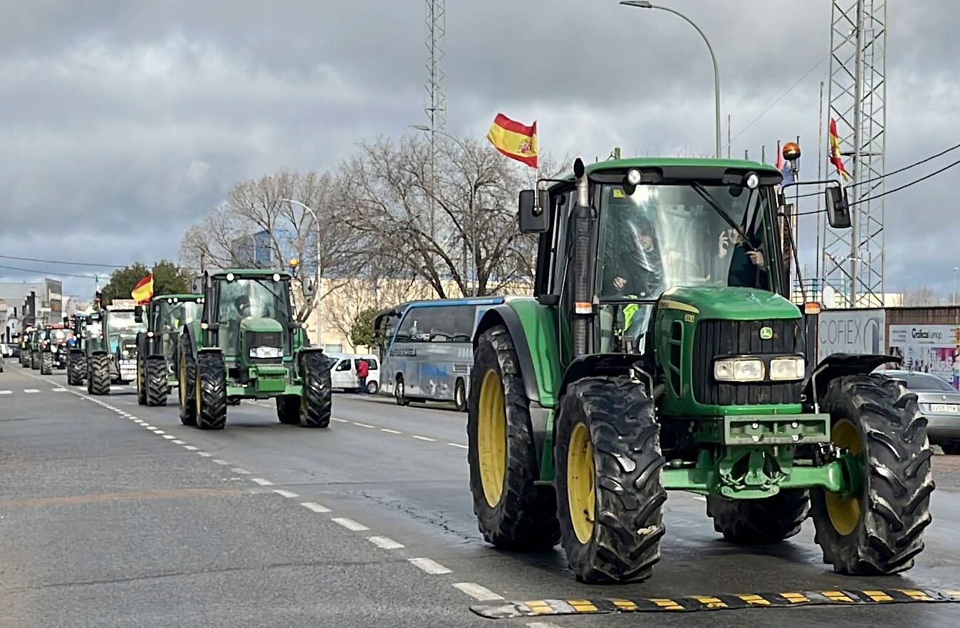 GRAF9229. MÉRIDA, 16/01/2026.- Las tractoradas convocadas este viernes por las organizaciones agrarias UPA-UCE, La Unión Extremadura, APAG Extremadura y Asaja Cáceres en contra de los acuerdos con Mercosur y la reforma de la PAC, entre otras cuestiones, han comenzado a primera hora de esta mañana sin que se registren, de momento, incidencias destacadas. EFE/ Eduardo Palomo