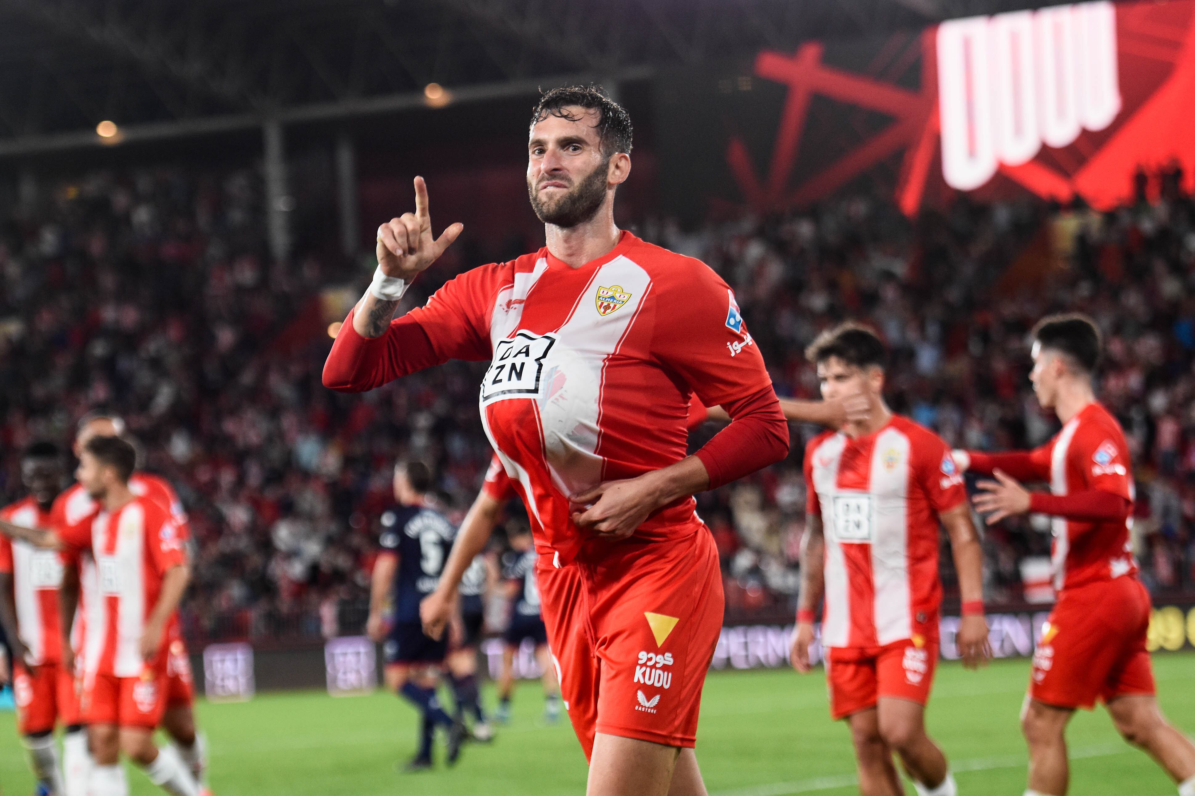 Leo Baptistao y una dedicatoria especial después de marcar el 2-1 para el Almería justo antes del descanso.