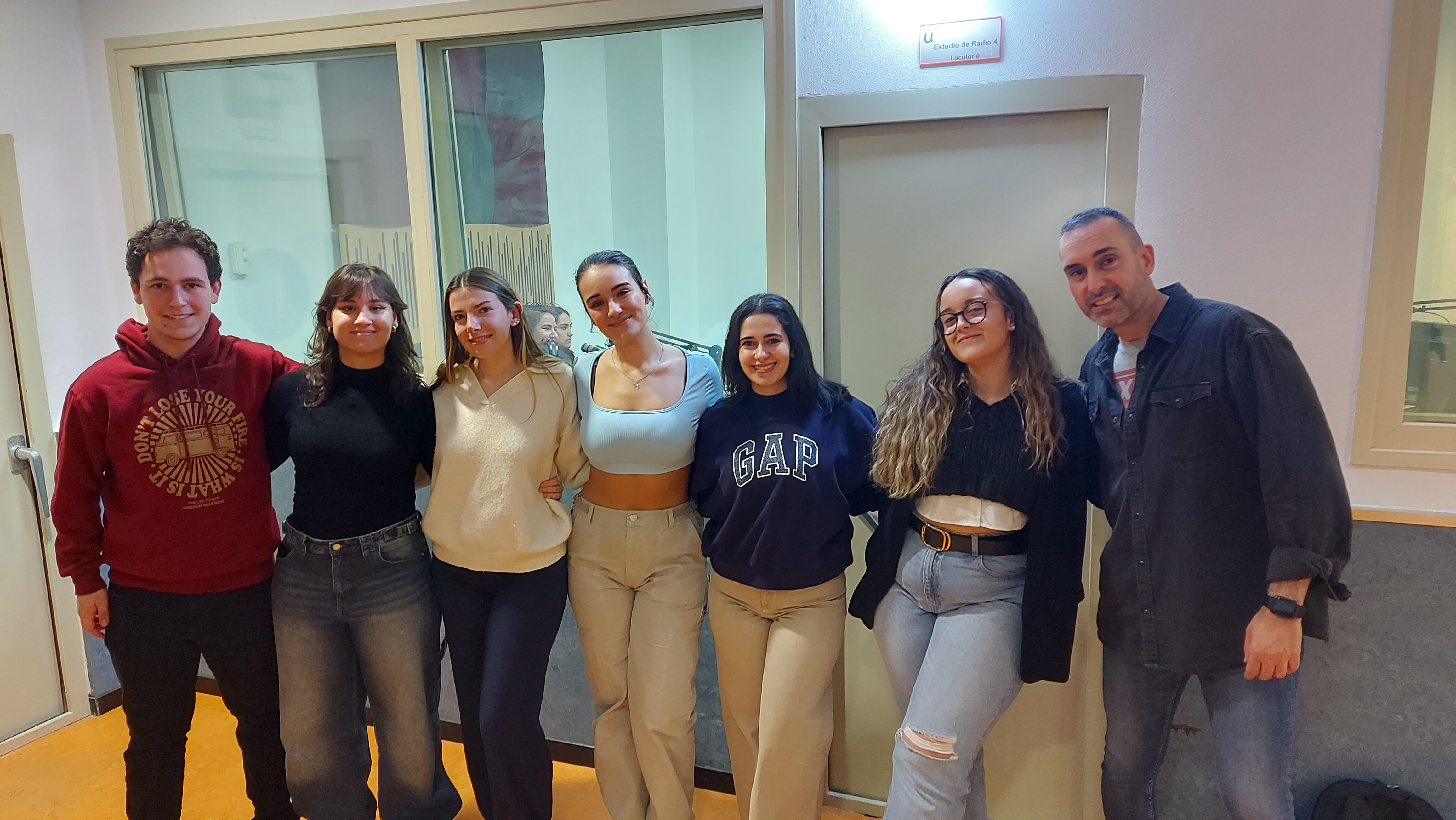 Los alumnos de los campus de Fuenlabrada y Vicálvaro de la URJC junto a su profesor de radio