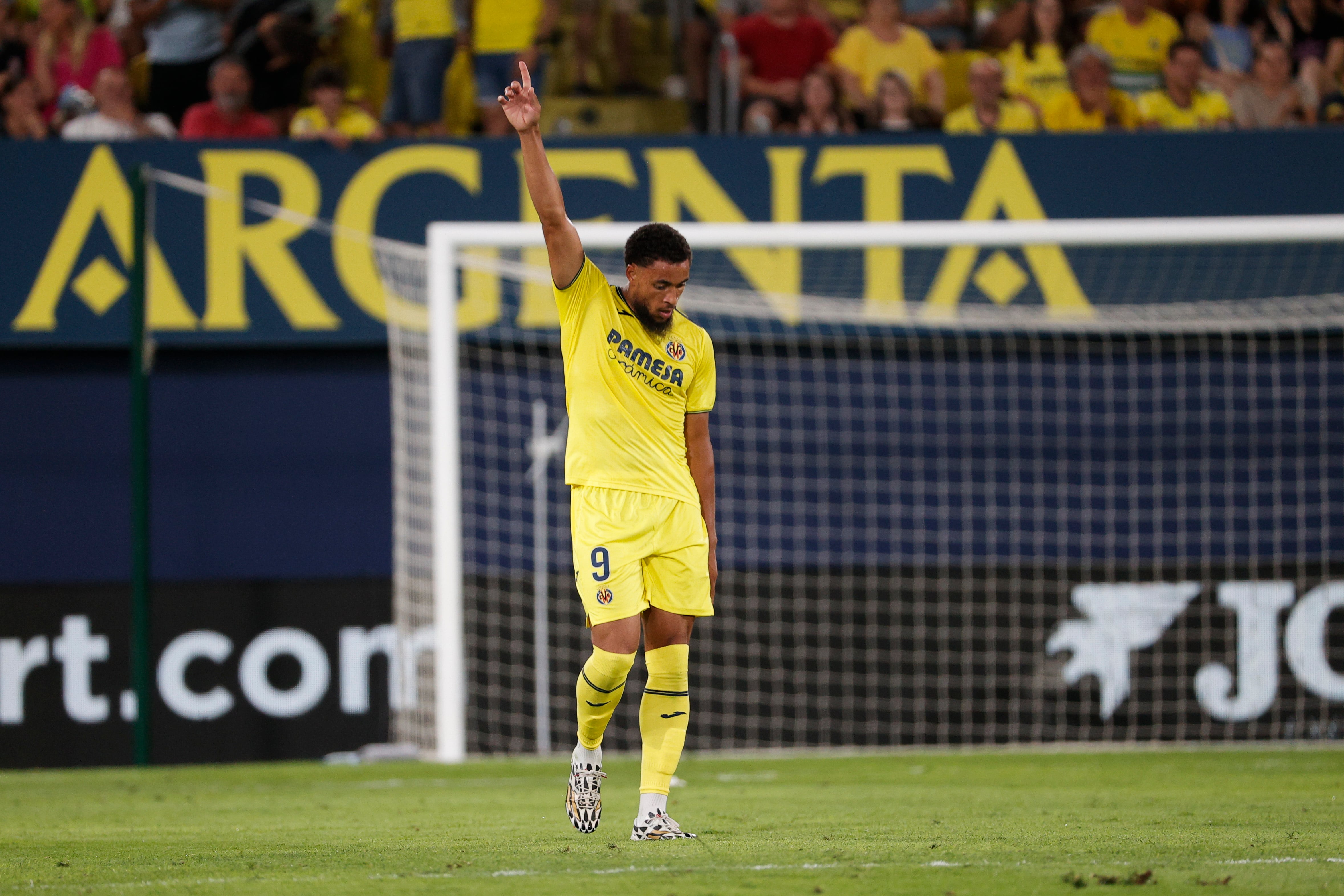 VILLARREAL (COMUNIDAD VALENCIANA), 19/08/2024.- El extremo nigeriano del Villarreal Arnaut Danjuma celebra un gol este lunes, en un partido de la primera jornada de LaLiga EA Sports, entre el Villarreal CF y el Atlético de Madrid, en el Estadi de la Ceràmica de Villarreal (Comunidad Valenciana). EFE/ Manuel Bruque
