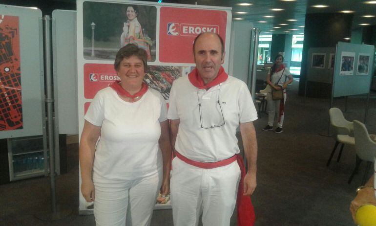 Manu Aierdi, junto a Anabel Zariguiegui, tras la entrega del Pañuelo de Honor 