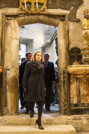 GRA292. SANTIAGO DE COMPOSTELA, 13/12/2015.- La ministra de Fomento, Ana Pastor (c), acompañada del presidente de la Xunta, Alberto Nuñez Feijóo (i) y el ministro de Educación, Cultura y Deporte, Iñigo Méndez de Vigo (d), cruzan la Puerta de la Misericordia de la catedral de Santiago, nombre que recibirá la llamada Puerta Santa en el inicio del Año Jubilar Extraordinario. El Jubileo Extraordinario de la Misericordia concluirá el 20 de noviembre de 2016 y, de no ser por esta efeméride, la Puerta Santa volvería a abrirse en el próximo Año Xacobeo, que es en 2021. EFE/Óscar Corral ***POOL***