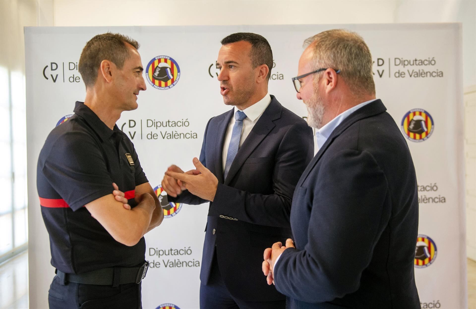 El presidente de la Diputación, Vicent Mompó, (c) y el diputado de bomberos y presidente de la entidad, Avelino Mascarell, (d) en imagen de archivo .- RAQUEL ABULAILA