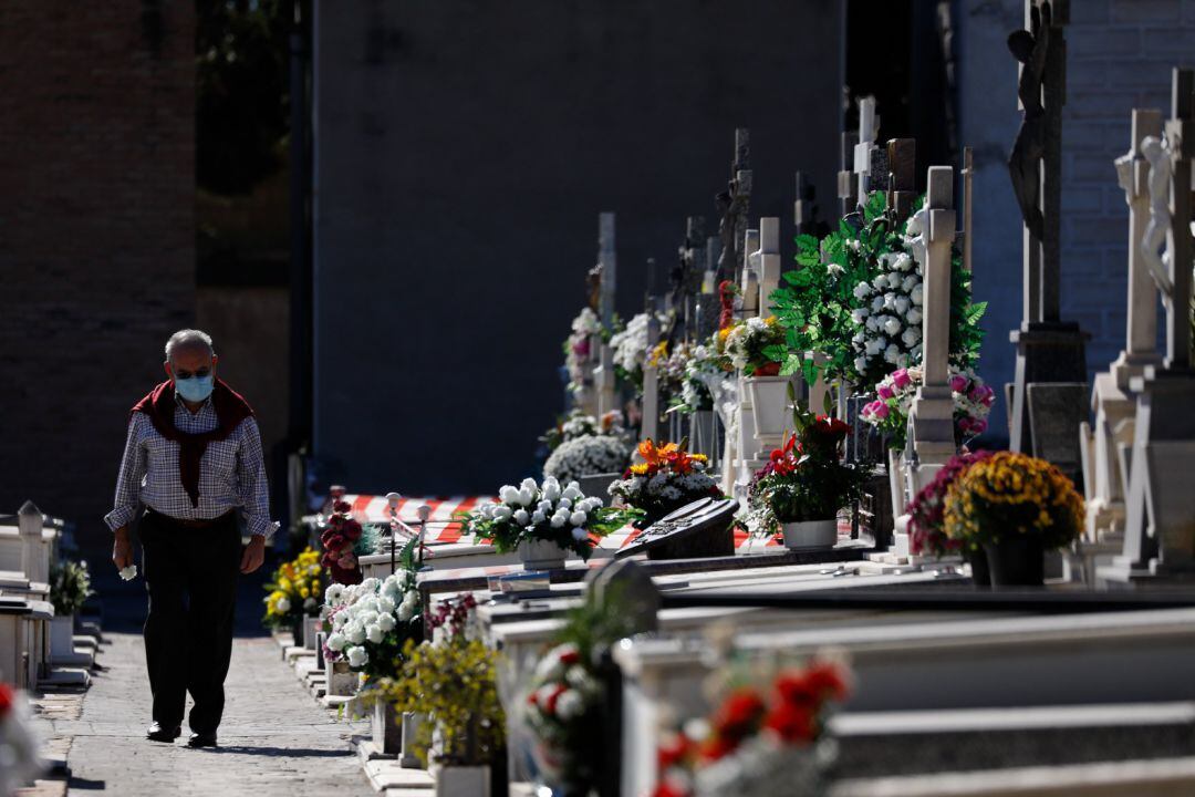 Un hombre pasea en un cementerio de Murcia en una foto de archivo